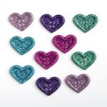Récréatys Sachet 10 boutons fantaisie cœurs paillettes 2 trous